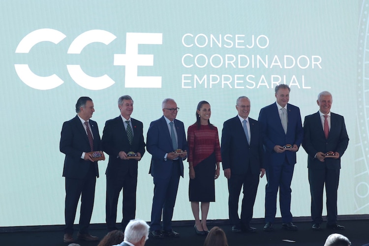 Al centro, la Presidenta Claudia Sheinbaum Pardo durante el 50 aniversario del CCE, el 13 de octubre de 2026.