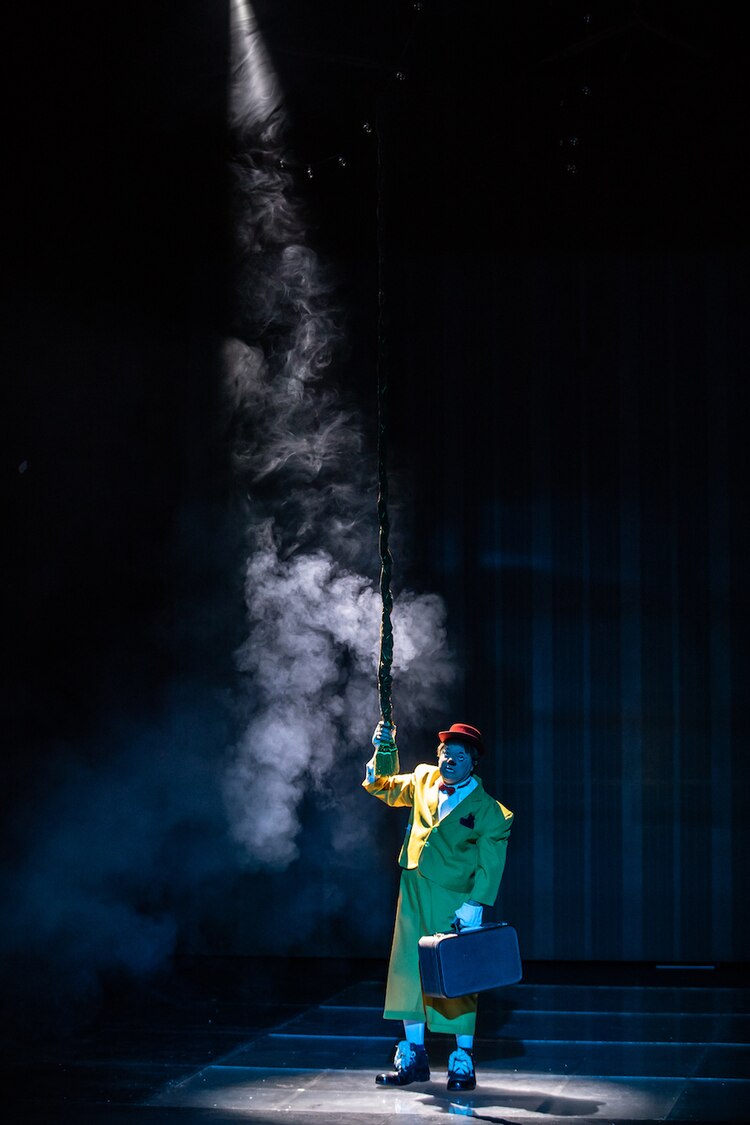 Paquín Jr., Angelo y una de las acróbatas, durante una función.