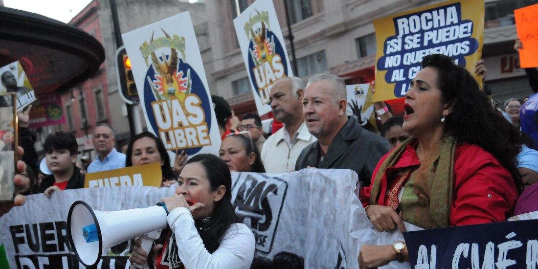 Maestros y estudiantes se manifiestan en el Zócalo capitalino, el pasado 16 de julio.