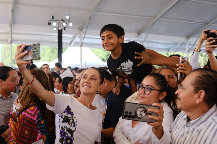 Ciudadanos de Quintana Roo celebran la entrega de escrituras y la liberación de sus hipotecas por parte de las autoridades federales.