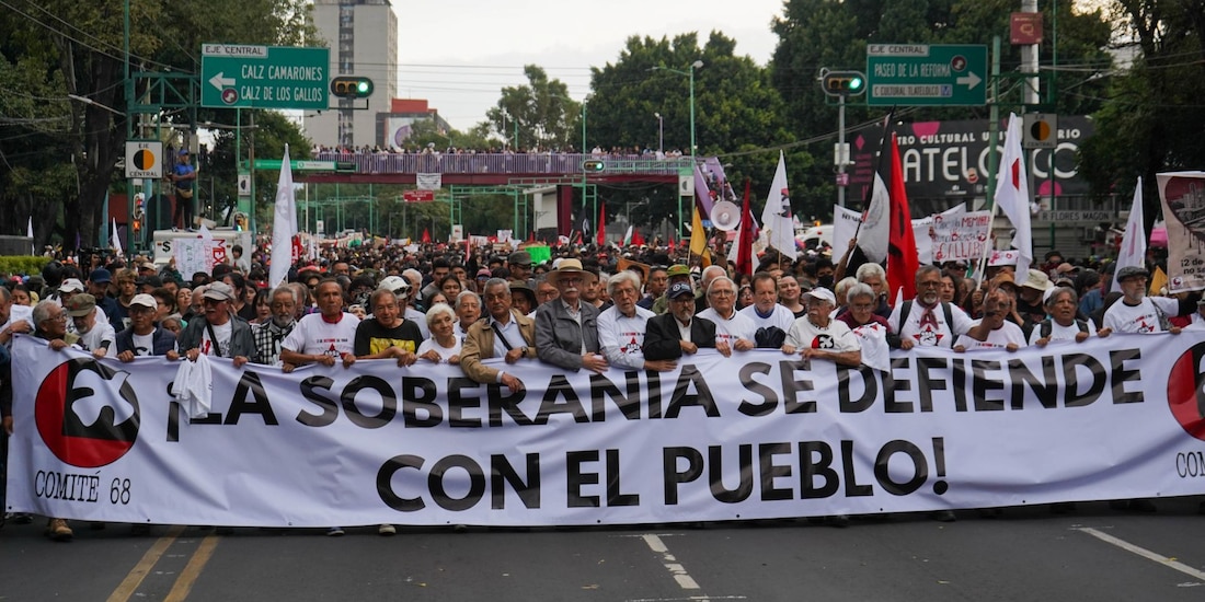 Miles de personas marcharon desde la plaza de las Tres culturas con dirección al Zócalo capitalino para conmemorar el 58 aniversario de la Matanza del 02 de octubre.