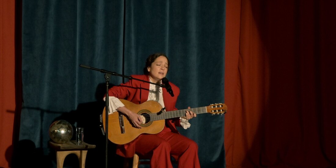 La intérprete, ayer, al cantar dos temas de su nuevo álbum.