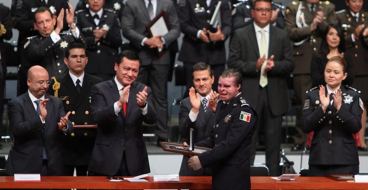 Iván Morales Corrales recibiendo una condecoración en 2015 por el mérito policial de primera clase