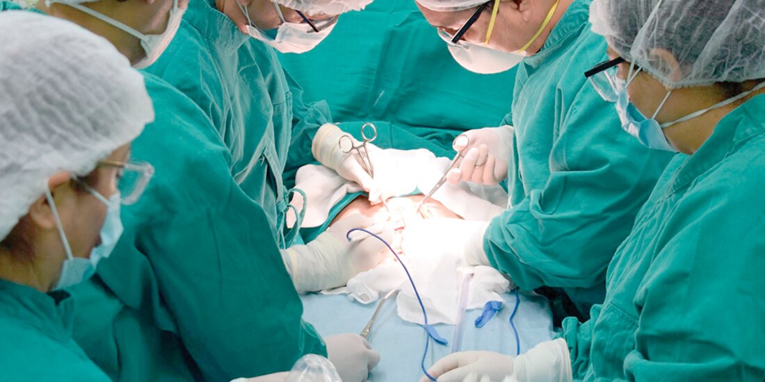 Cirujanos corrigen una cardiopatía grave, en mayo de 2024, en imagen de archivo.