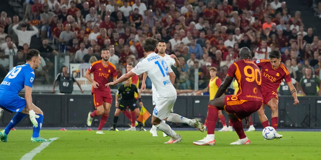 El argentino dispara de zurda para hacer una de las dianas con la que La Loba ganó, ayer.