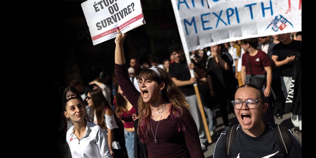Estudiantes marchan por educación y vivienda en Atenas, ayer.