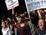 Estudiantes marchan por educación y vivienda en Atenas, ayer.