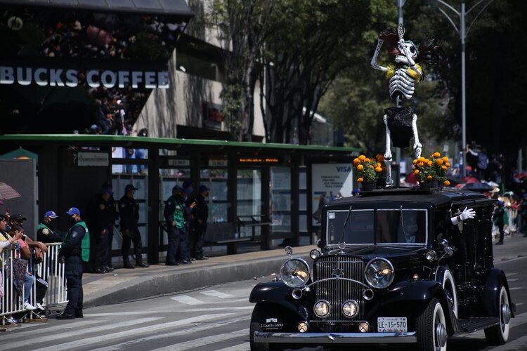 Carro alegórico de color negro, haciendo alusión a una carrosa fúnefre.