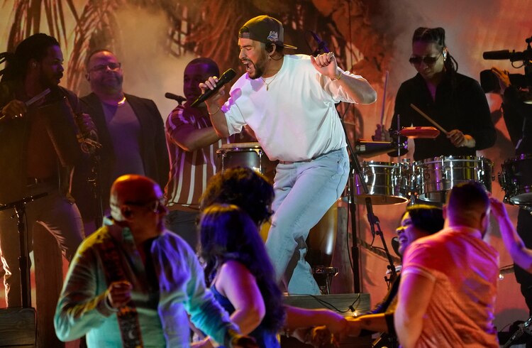 Bad Bunny arancó la noche con sabor latino. Cantó “El apagón” y “Después de la playa”.