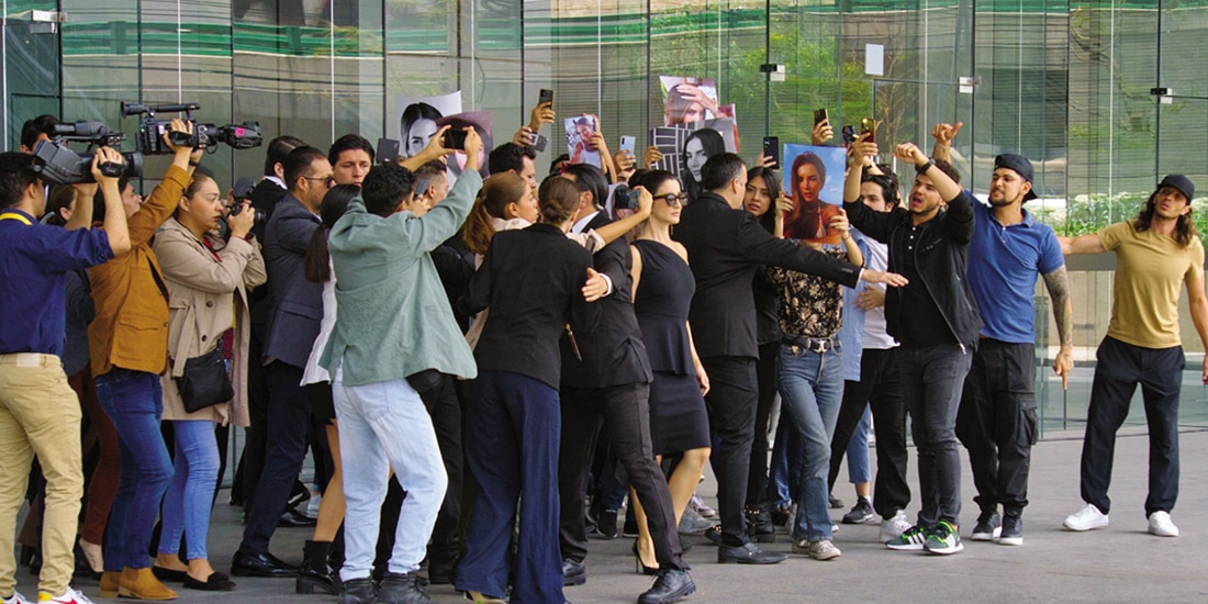 Un fotograma en el que está Eréndira Ibarra (con gafas)