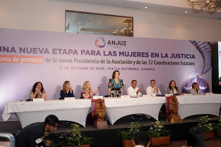 Al centro, la ministra de la SCJN, Yasmín Esquivel Mossa.