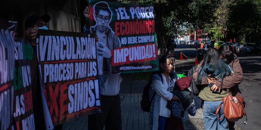 Exterior de la audiencia de tres empresas y siete personas por muerte de Miguel Rojas en AXE Ceremonia.