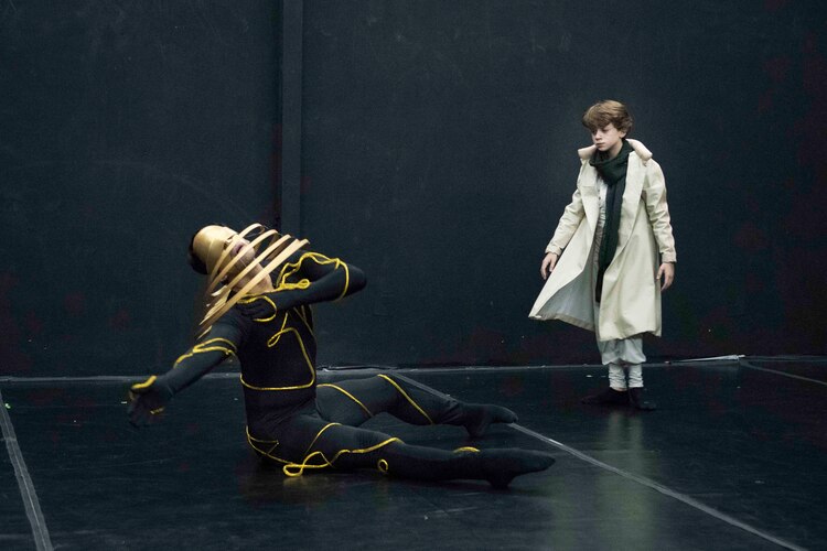 Bailarines durante el montaje de "El Principito".