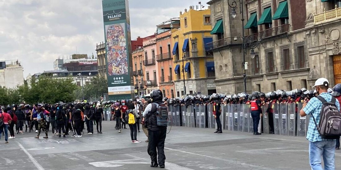 Un grupo de mujeres protestan frente a Palacio Nacional.