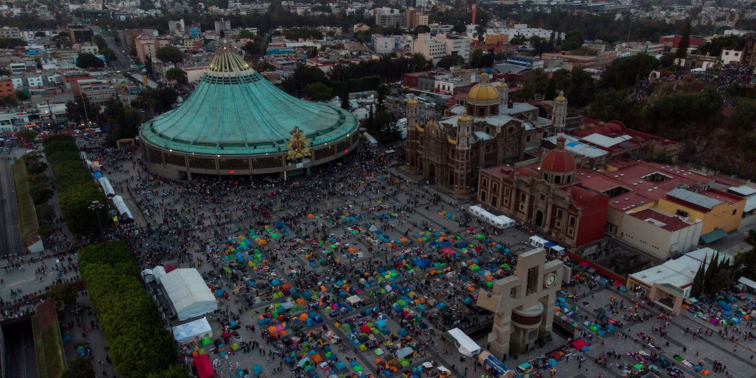 Concentración de peregrinos en el atrio de la Basílica de Guadalupe, ayer.