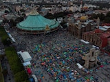 Concentración de peregrinos en el atrio de la Basílica de Guadalupe, ayer.