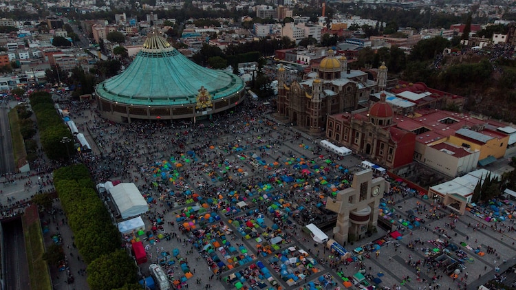 Concentración de peregrinos en el atrio de la Basílica de Guadalupe