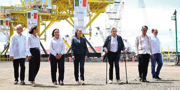 De izq. a der.: Víctor Rodríguez, Luz Elena González, Rocío Nahle, Claudia Sheinbaum, Cuauhtémoc Cárdenas, Américo Villarreal y Lázaro Cárdenas Batel, ayer, en Veracruz.