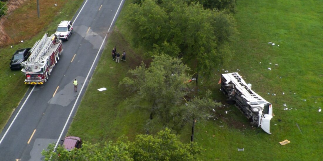Servicios de emergencia atienden accidente de autobús.