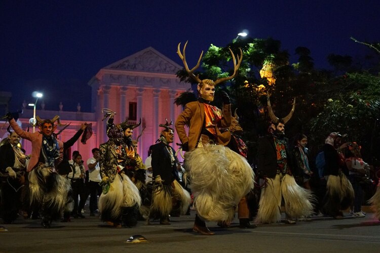 Esqueletos gigantes y fuegos artificiales cierran la emotiva Comparsa del Día de Muertos en Oaxaca