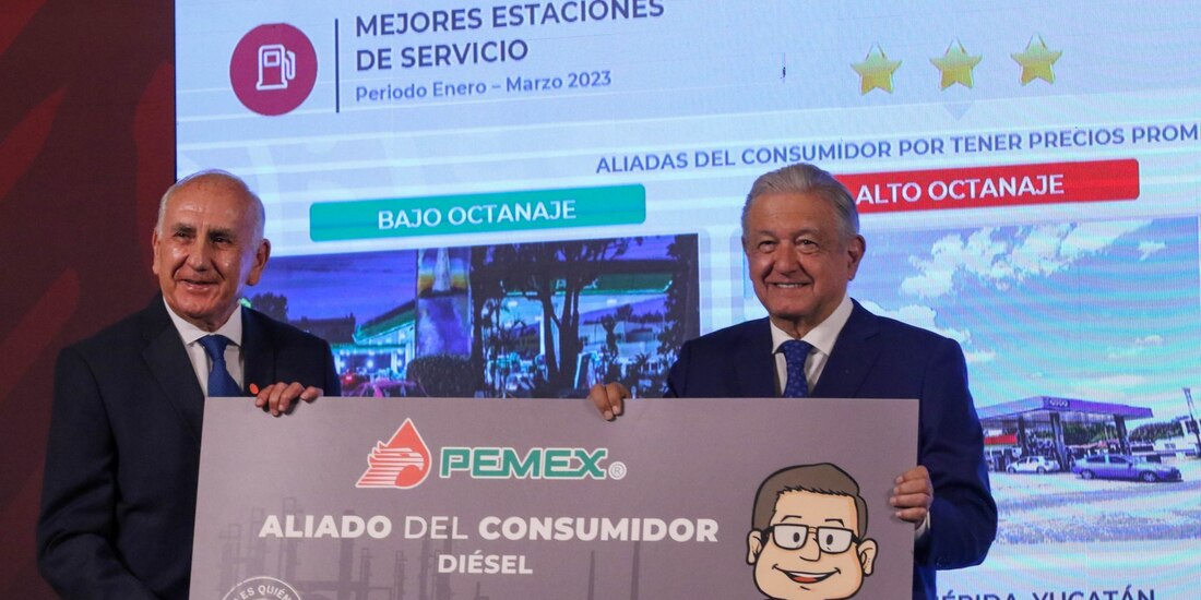 El Presidente López Obrador (der.), ayer, en la entrega de reconocimientos a empresas.
