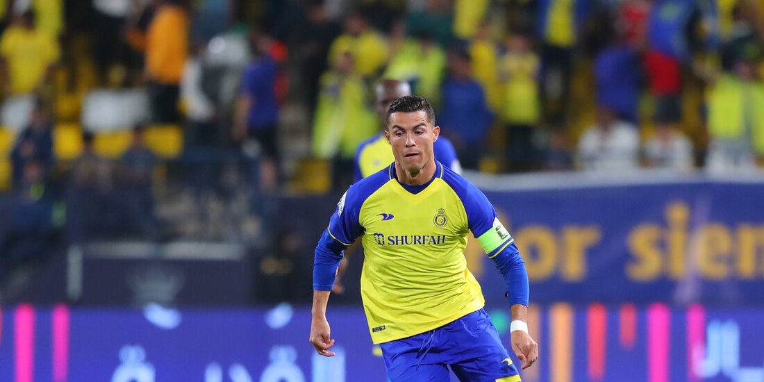 Cristiano Ronaldo conduce el balón en un juego del Al-Nassr.