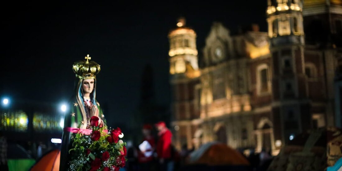 Millones de peregrinos de diferentes estados de la República y de otros países siguen llegando a la Basílica de Guadalupe para festejar a la Virgen María.