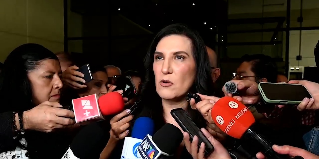 Kenia López Rabadán, entrevistada por medios de comunicación.