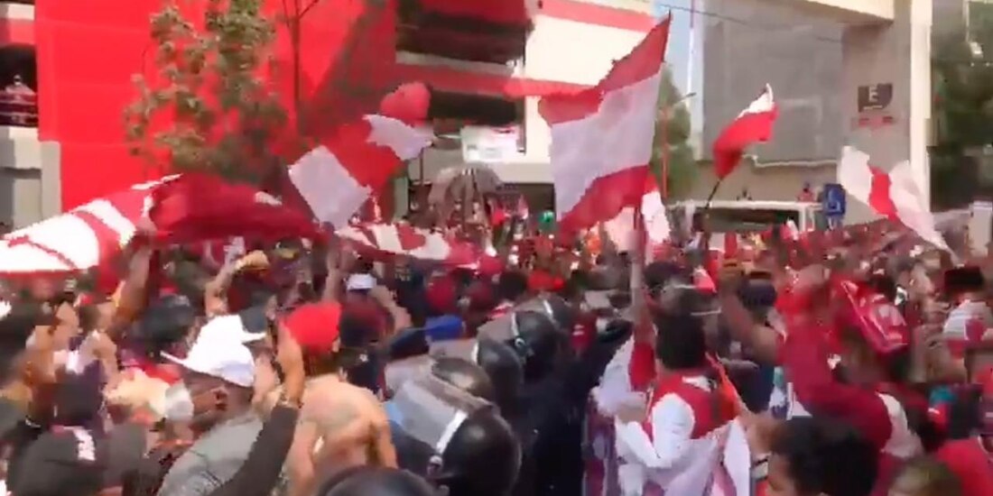 Aficionados del Toluca a las afueras del Nemesio Diez