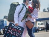 Un marino saluda a su esposa tras arribar de una misión, en las costas de California, el 12 de junio.