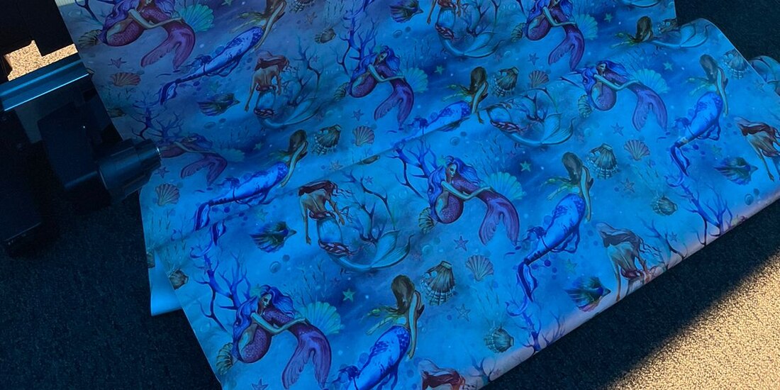 Para crear los detallados estampados y prendas con movimiento y colores vibrantes, se utilizaron impresoras de sublimación SureColor Epson.