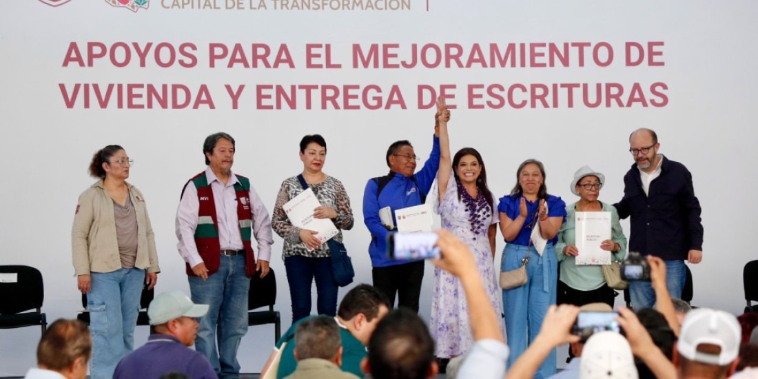 Clara Brugada entrega más de 4 mil créditos de vivienda y 500 escrituras en CDMX.