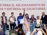Clara Brugada entrega más de 4 mil créditos de vivienda y 500 escrituras en CDMX.