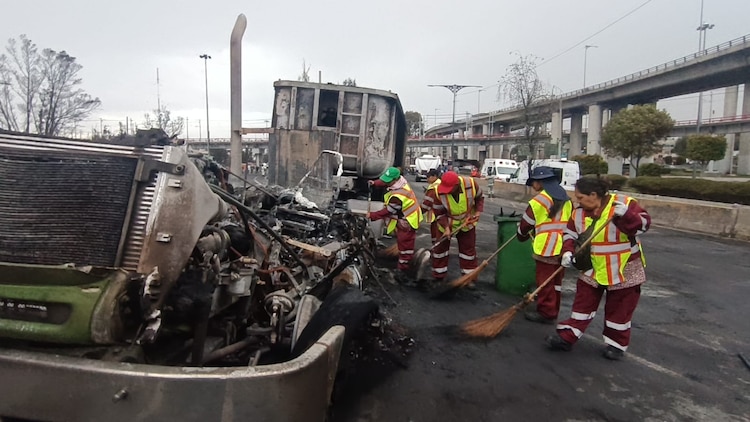 Explosión de pipa de gas en inmediaciones del puente de La Concordia, en la alcaldía Iztapalapa.