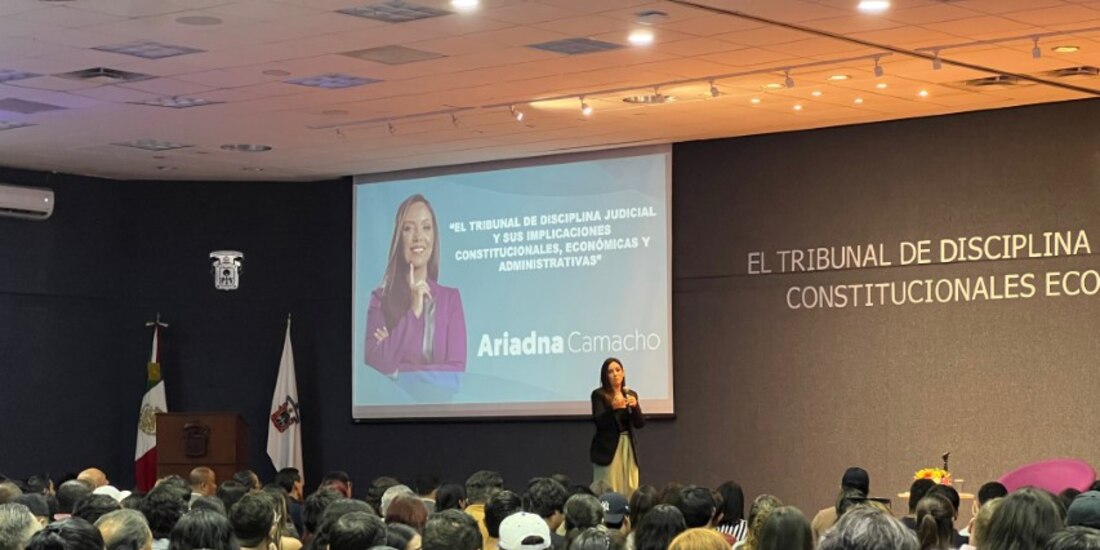 Ariadna Camacho durante su encuentro con estudiantes del CUCEA en Guadalajara.