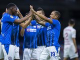 Jugadores de Cruz Azul celebran una anotación en uno de sus partidos en el Torneo Grita México Apertura 2021.
