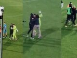 El papá de un futbolista ingresó a la cancha para agredir al portero del equipo rival en un partido de la Serie C de Italia.