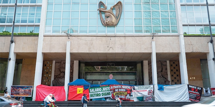 Trabajadores del IMSS mantienen plantón frente a oficinas centrales del instituto, en CDMX, el pasado 12 de octubre.