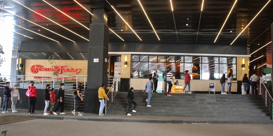 Clientes aguardan su turno para ingresar a Parque Delta, en la colonia Narvarte, en el primer día de reapertura de centros comerciales.