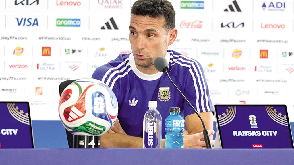 El DT, ayer, en conferencia de prensa previa al encuentro de su selección.