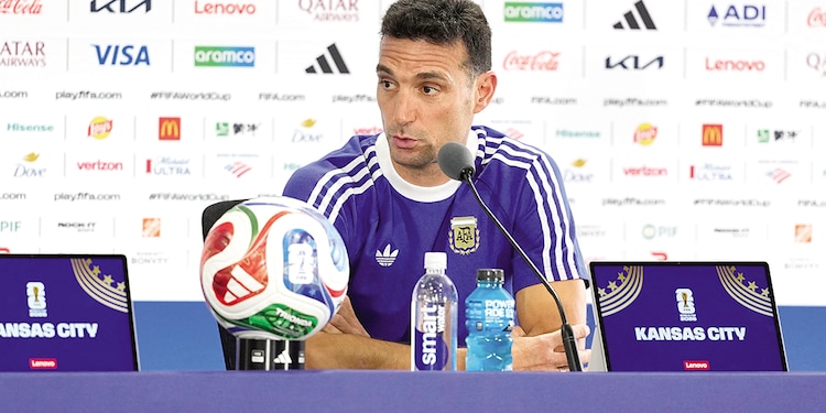 El DT, ayer, en conferencia de prensa previa al encuentro de su selección.