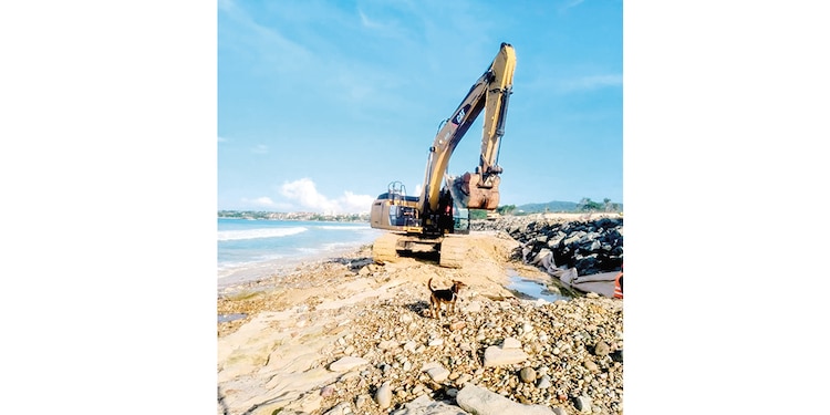 MAQUINARIA PESADA interviene en trabajos de construcción en playa Las Cocinas.
