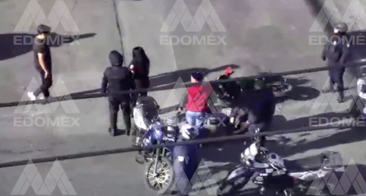 Atienden a los heridos de accidente en Neza