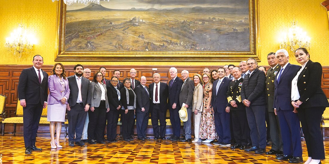 El presidente (centro), ayer con secretarios y legisladores de EU.