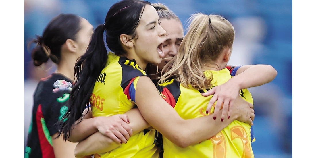 Futbolistas del América celebran una anotación el fin de semana pasado.