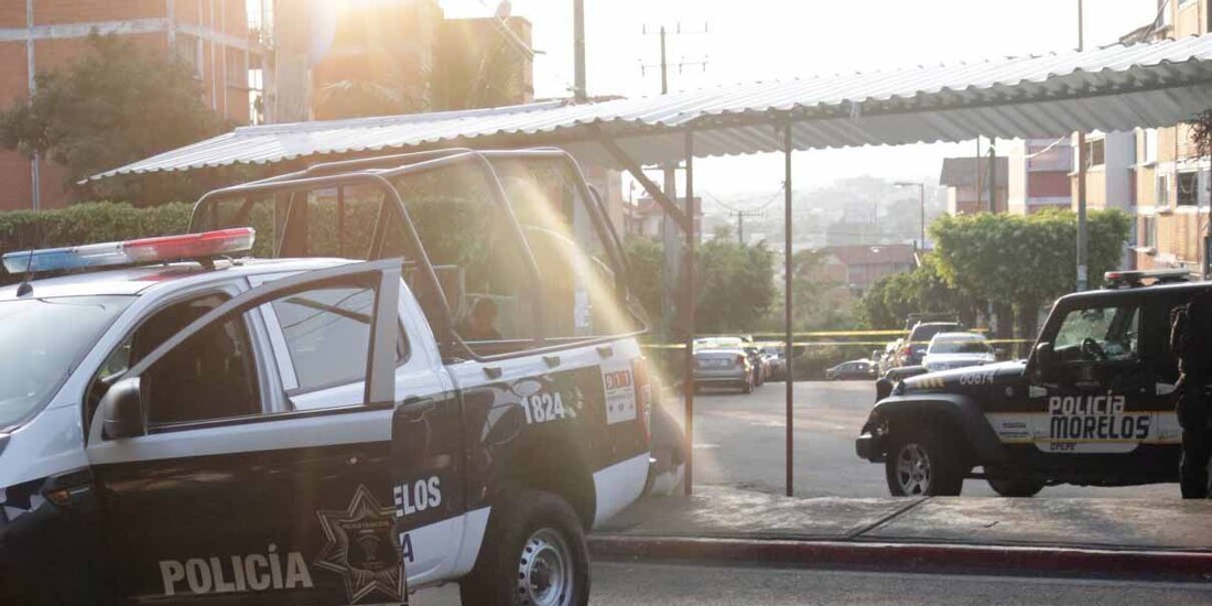 Autoridades resguardan un escena del crimen en calles de Morelos.