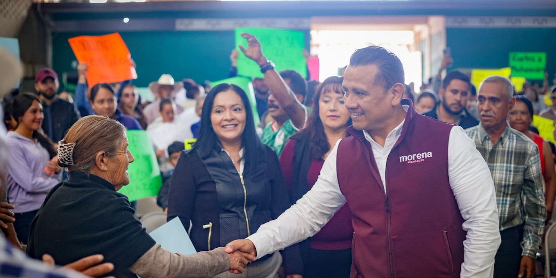 Carlos Torres Piña durante su recorrido por los municipios de Michoacán.