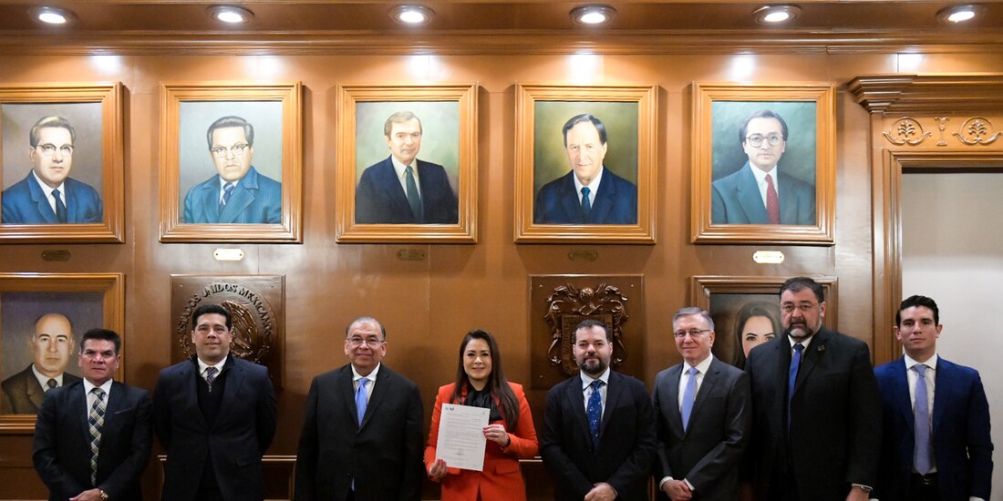 Al centro de la imagen la Gobernadora de Aguascalientes.