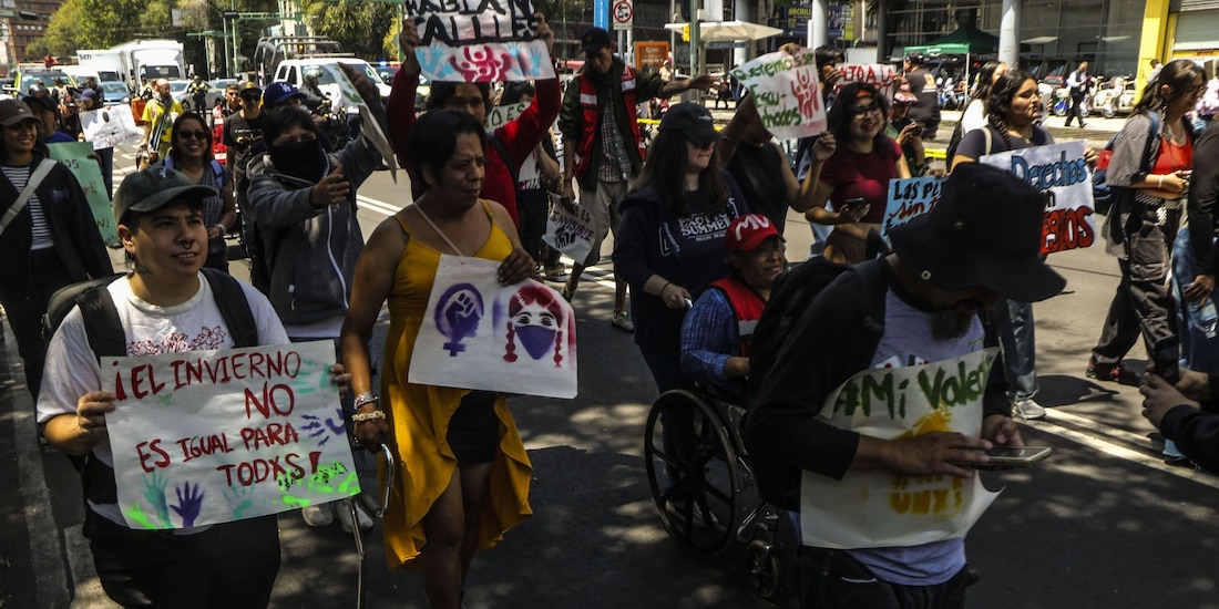 Manifestación de colectivos y personas en situación de calle sobre avenida Eje Central