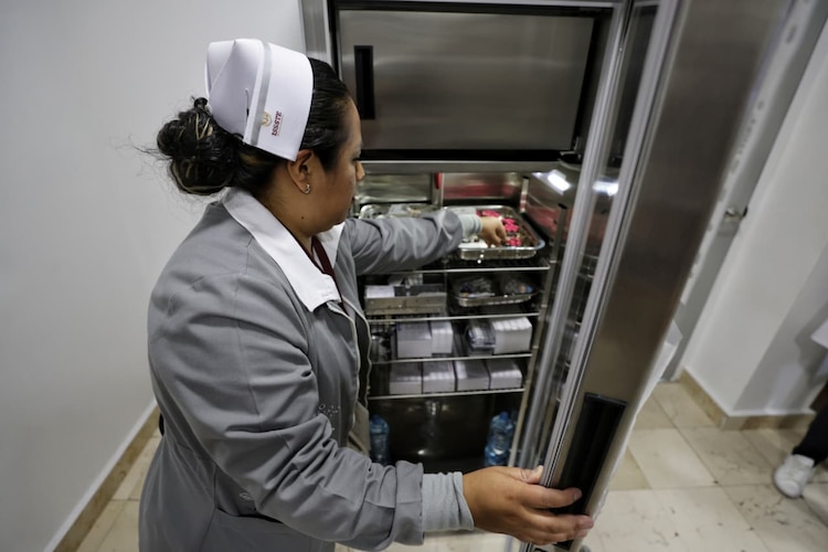 Instalaciones del ISSSTE reciben nuevo mobiliario y equipo especializado mediante apoyo federal autogestivo.